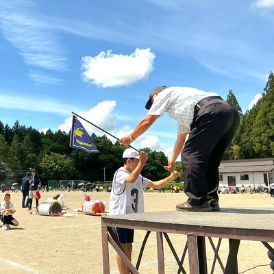 優勝旗プレゼンター